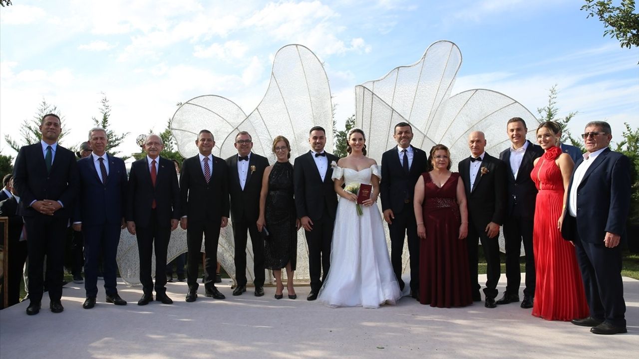 CHP Lideri Özgür Özel, TBMM Başkanvekili'nin Oğlunun Nikah Şahidiydi