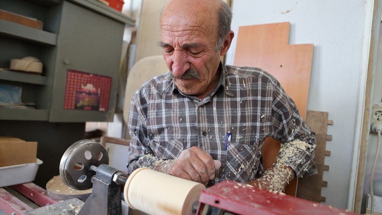 Çorumlu Marangoz Aile Mesleğini Yaşatıyor