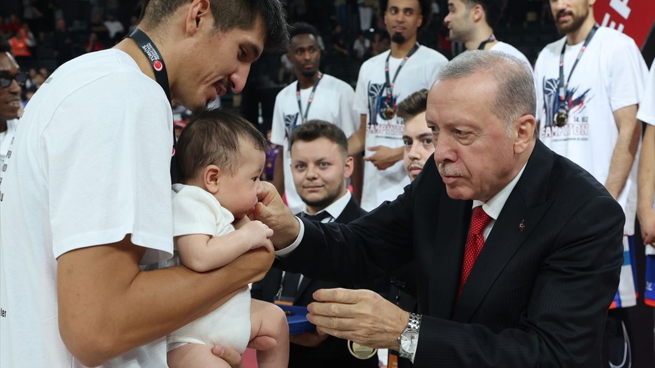 Cumhurbaşkanı Erdoğan, Anadolu Efes'e 37. Cumhurbaşkanlığı Kupası'nı Takdim Etti