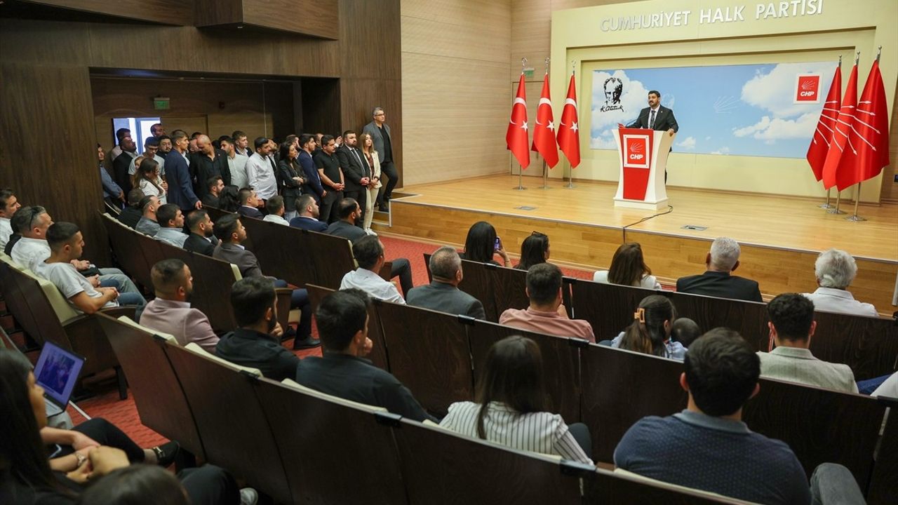 Deniz Bozkurt, CHP Gençlik Kolları Genel Başkanlığı İçin Adaylığını Duyurdu