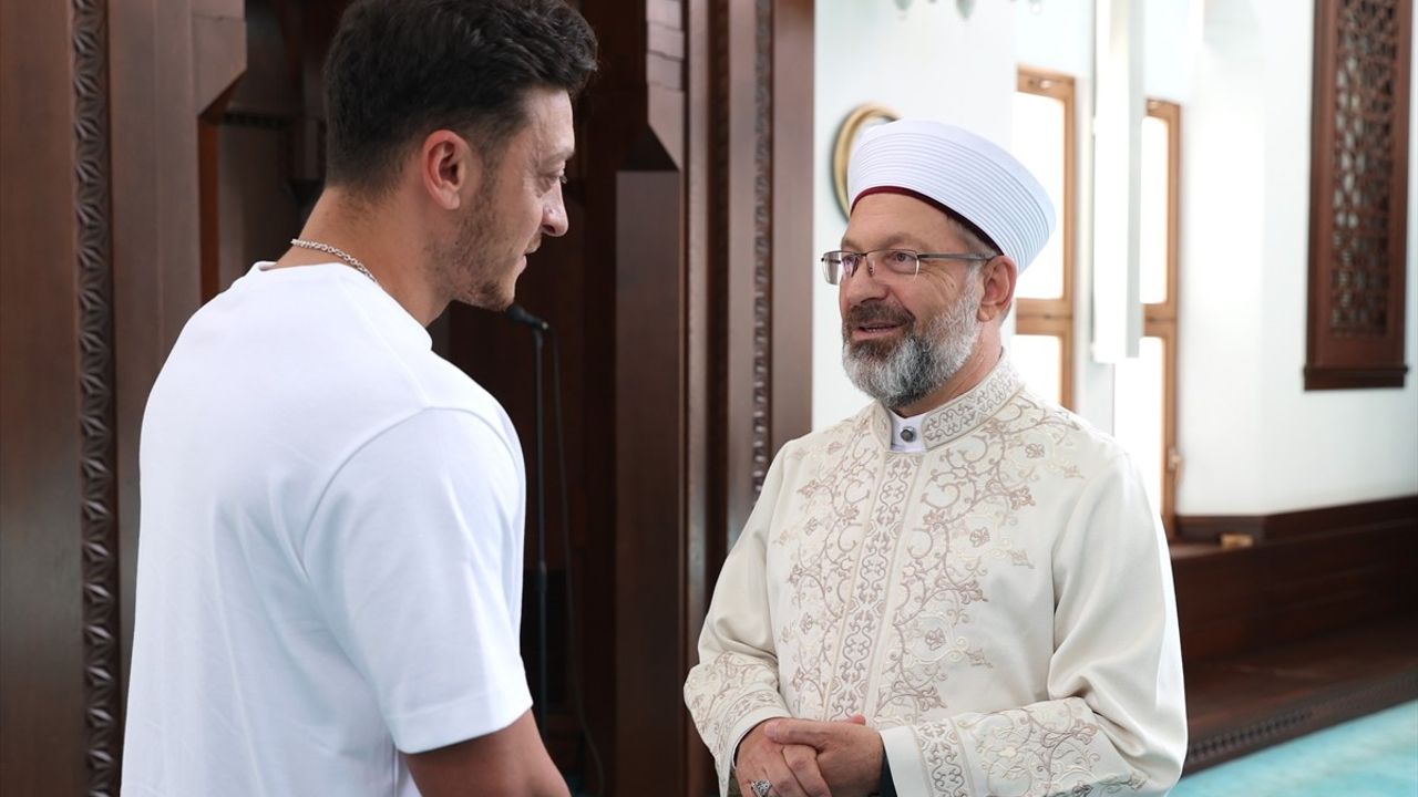 Diyanet İşleri Başkanı Ali Erbaş ve Mesut Özil Çilehane Camii'nde Buluştu