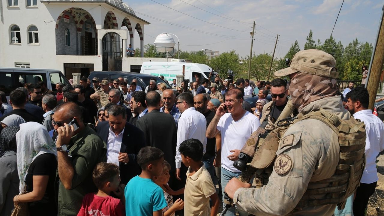 Diyarbakır'da Narin Güran'ın Cenazesi Toprağa Verildi