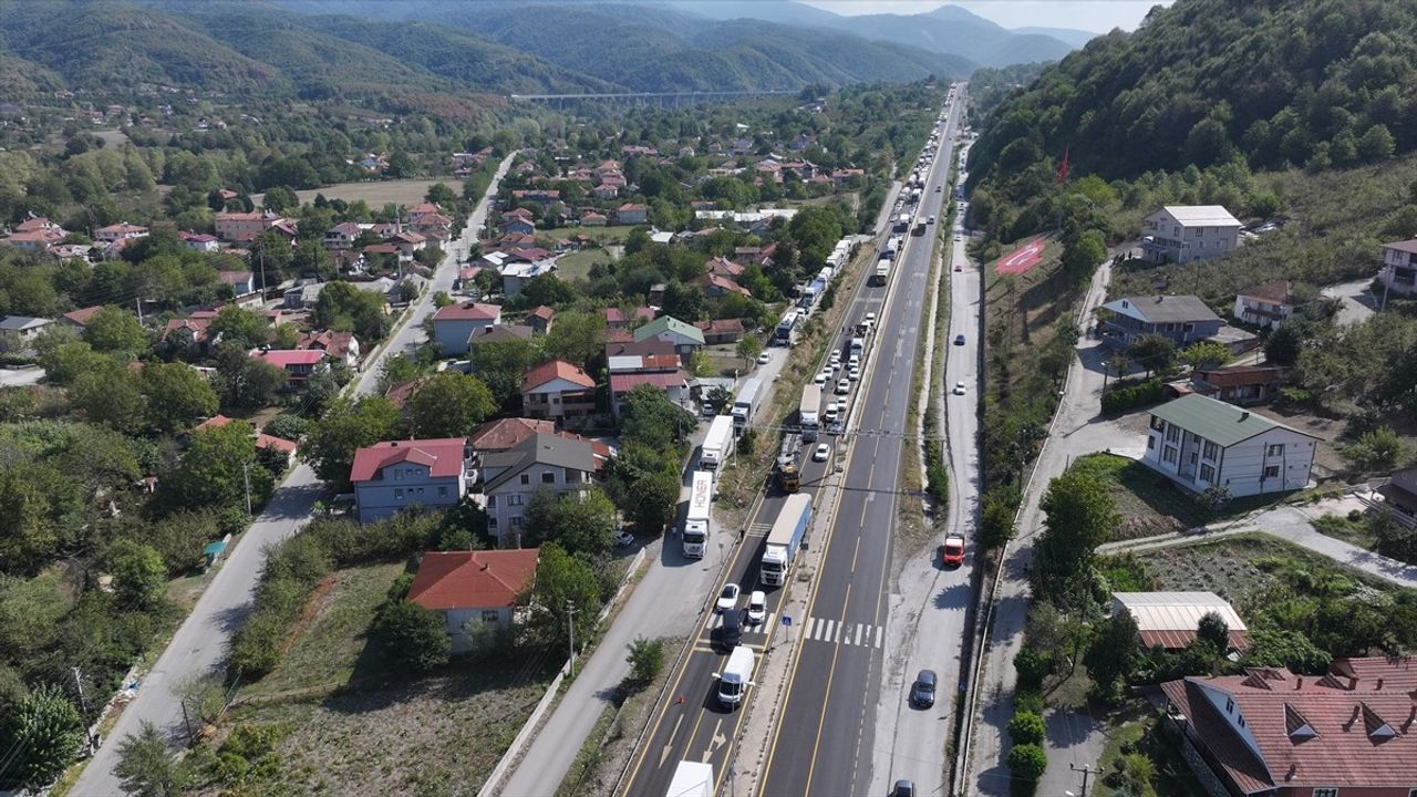 Düzce'de Freni Boşalan Tırın Sebep Olduğu Kazada 3 Yaralı