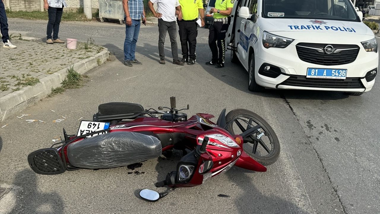 Düzce'de Motosiklet Kazası: İki Sürücü Ağır Yaralandı