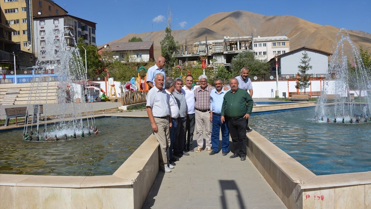 Emekli Öğretmen 42 Yıl Sonra Hakkari'deki Öğrencileriyle Buluştu