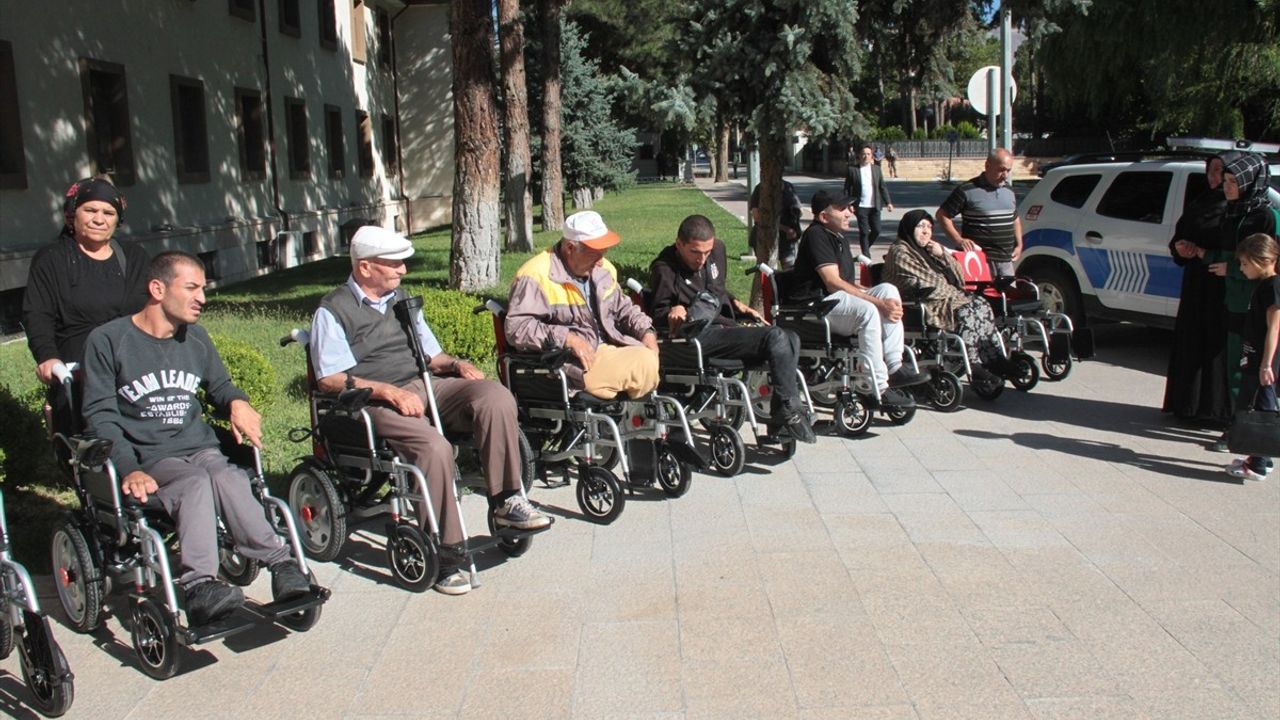 Erzincan'da Engellilere Akülü Sandalyeler Dağıtıldı