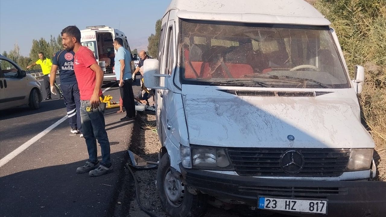 Erzincan'da İşçi Taşıyan Minibüs Sulama Kanalına Çarptı: 9 Yaralı