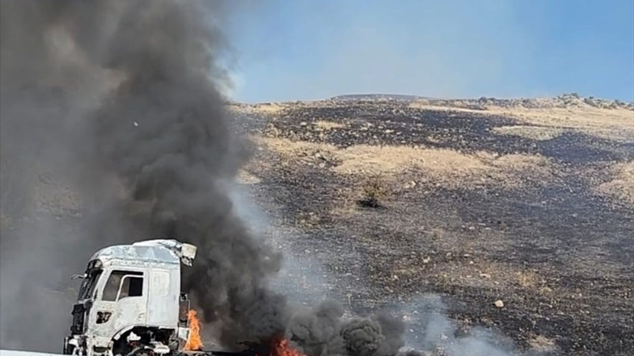 Erzincan'da Seyir Halindeyken Yanan Tır Kullanılamaz Hale Geldi