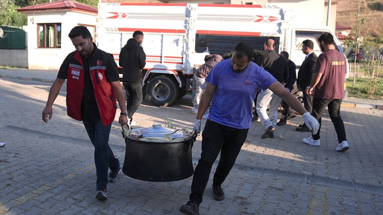 Erzurum'da Şehit Babasından Devlet Korumasındaki Çocuklara Mısır İkramı