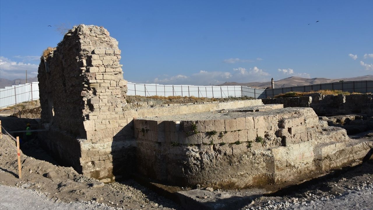Eski Van Şehri'ndeki Ulu Cami Restorasyonu Devam Ediyor
