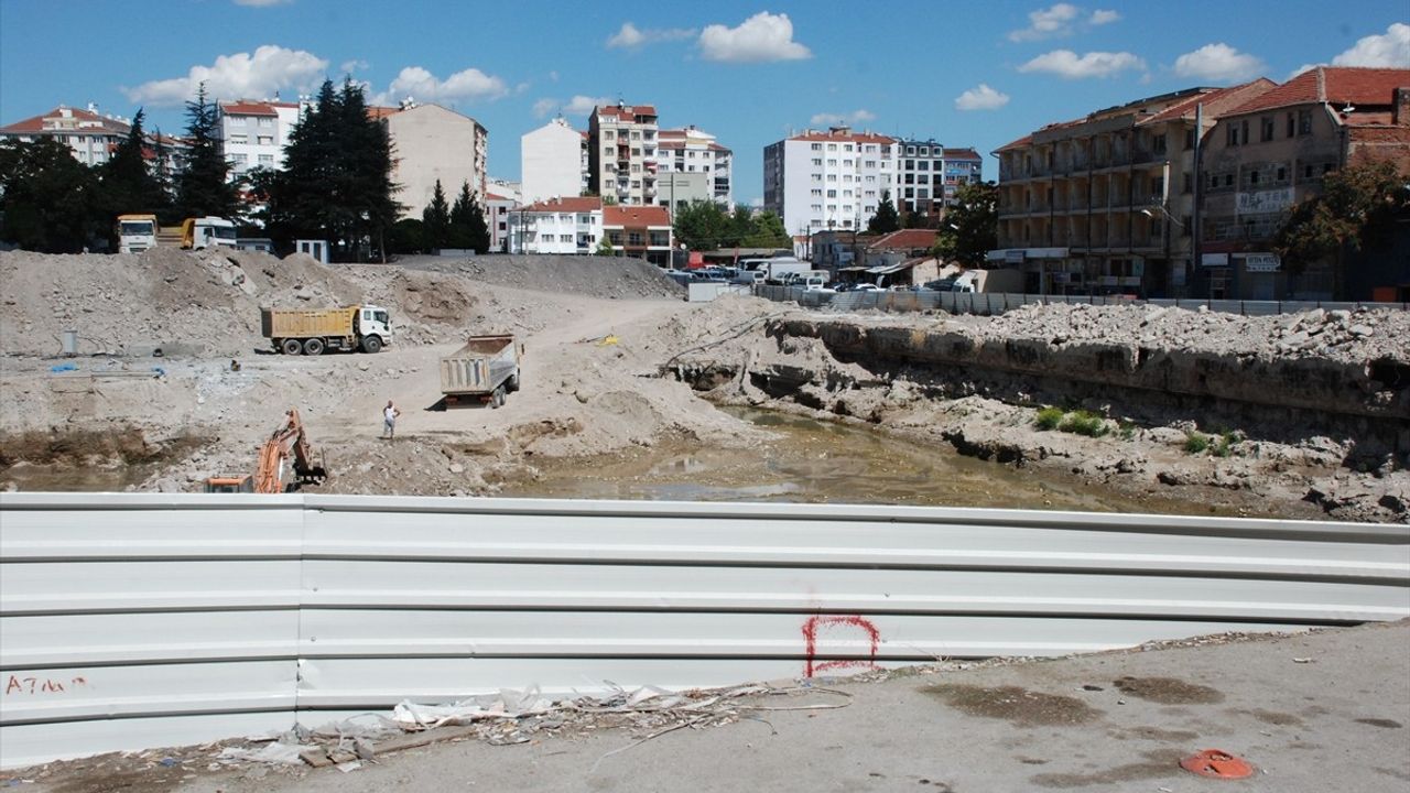 Eskişehir'deki İnşaat Çalışmasında Yol Çöktü