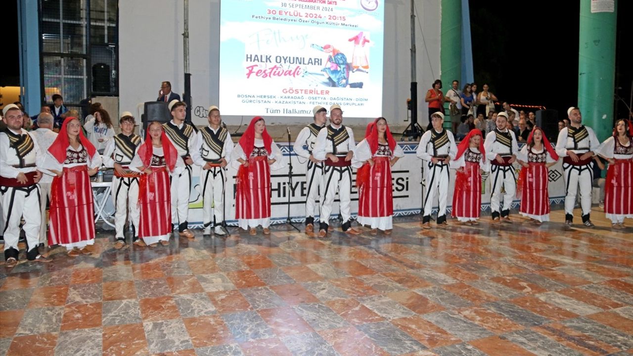 Fethiye'de Uluslararası Halk Oyunları Festivali Coşkusu