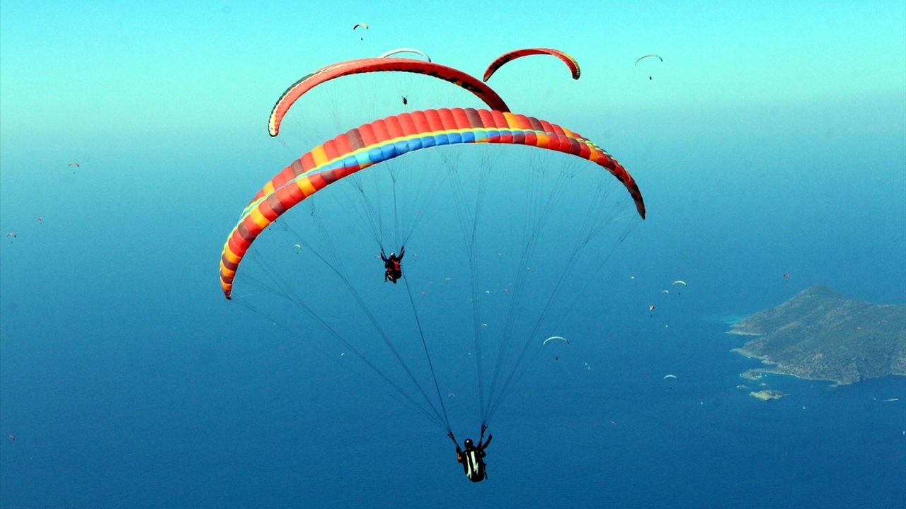 Fethiye'nin Babadağ'ında Yamaç Paraşütü Uçuşları Rekor Kırıyor