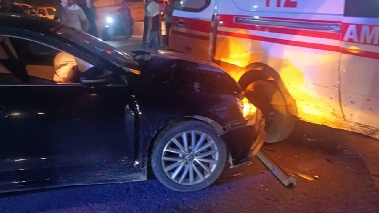 Gaziantep'te Ambulans ile Otomobil Çarpıştı: 2 Yaralı