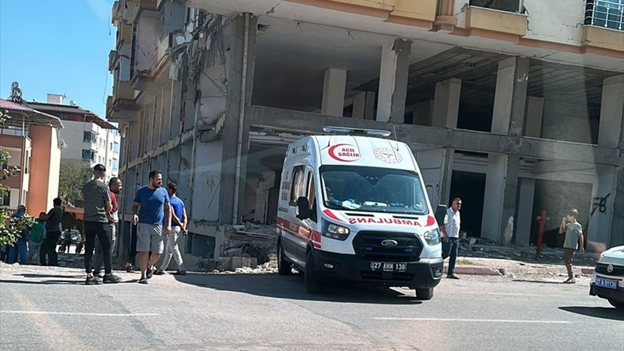 Gaziantep'te Depremden Zarar Gören Binadan Düşen Kişi Hayatını Kaybetti