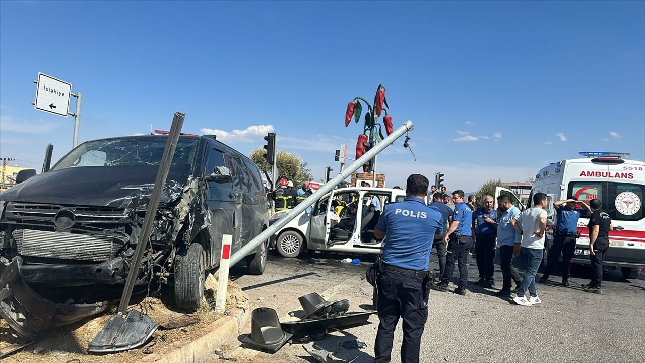 Gaziantep'te Minibüs ve Hafif Ticari Araç Çarpıştı: 4 Yaralı