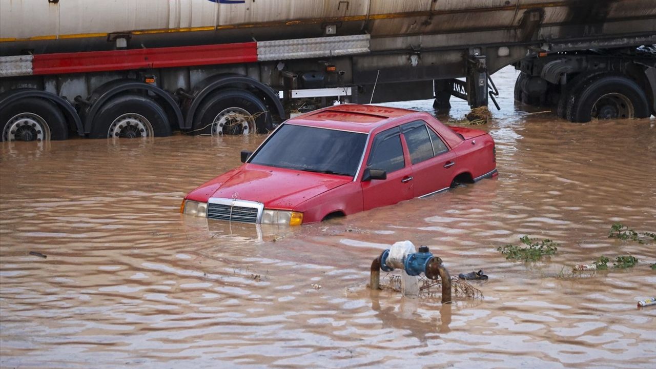 Gaziantep'te Sağanak Yağış Hayatı Olumsuz Etkiledi