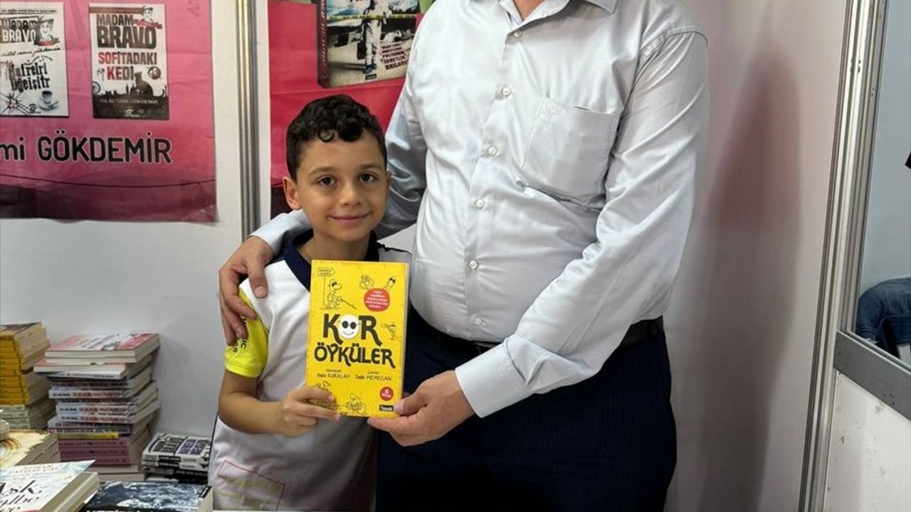 Görme Engelli Yazar Halis Kuralay Sultanbeyli Kitap Fuarı'nda Okurlarıyla Buluştu