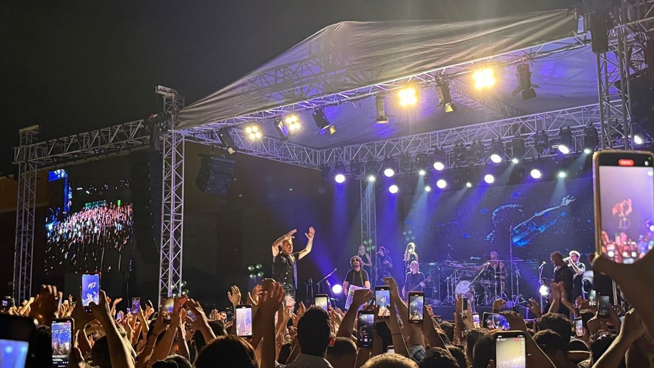 Haluk Levent Beylikdüzü'nde Coşkulu Bir Konser Verdi