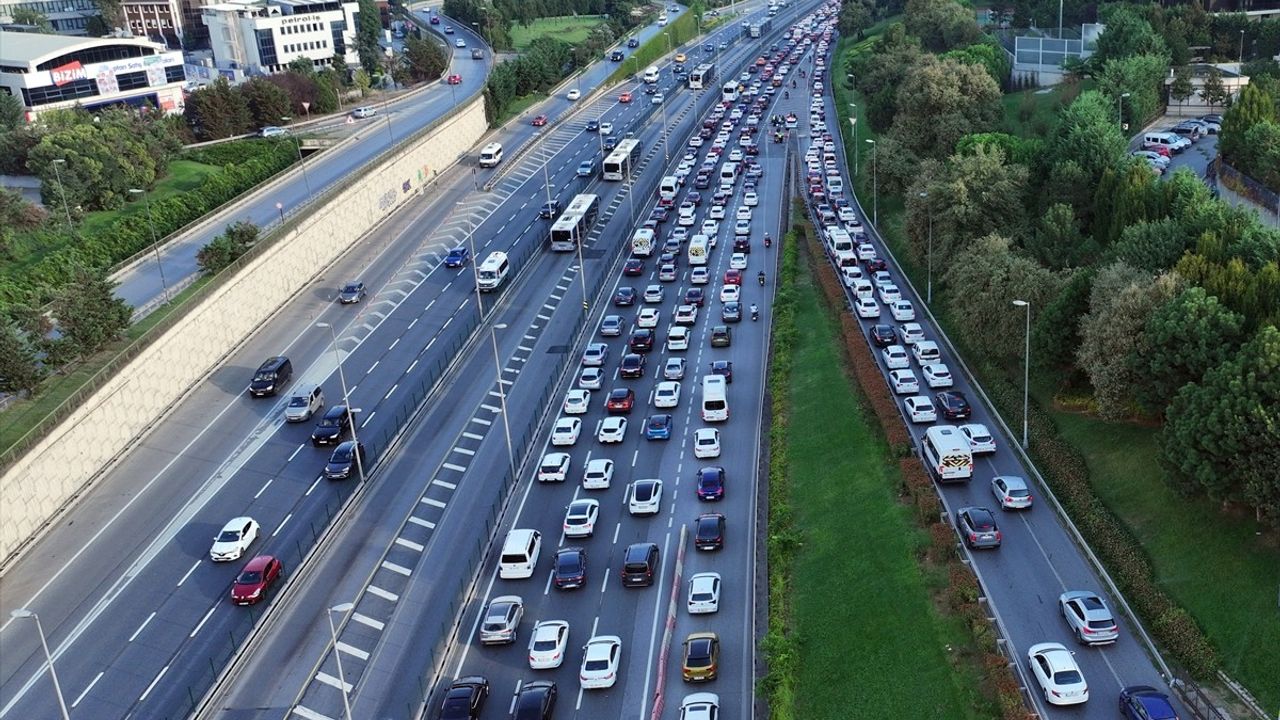 İstanbul'da Salı Günü Trafik Yoğunluğu Artıyor