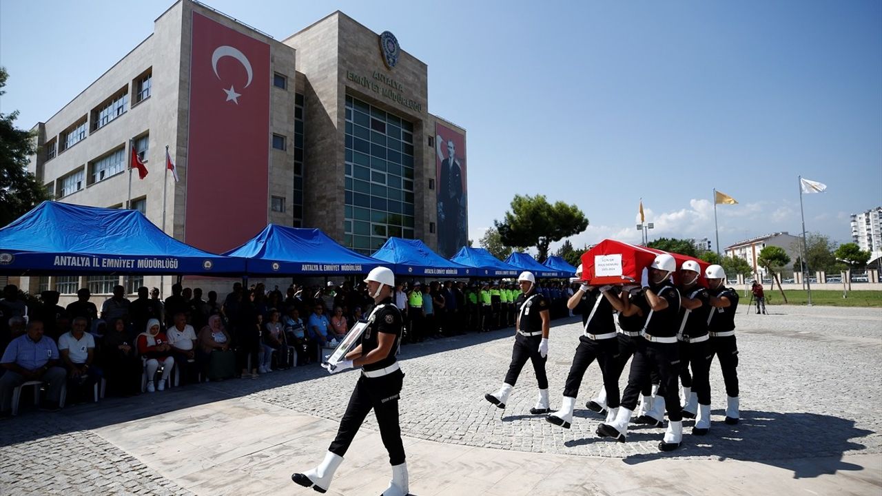 İstanbul'da Trafik Kazasında Hayatını Kaybeden Polis Memuru Antalya'da Defnedildi