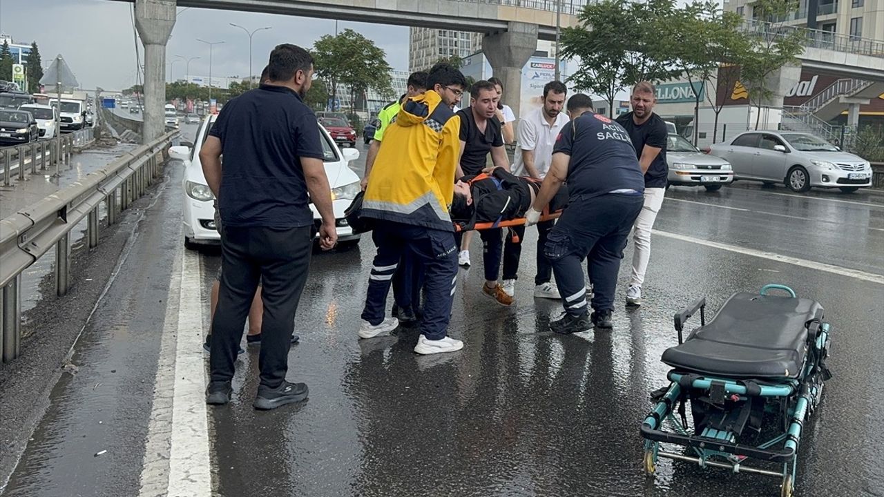 İstanbul Kartal'da Yağışlı Havada Motosiklet Kazası