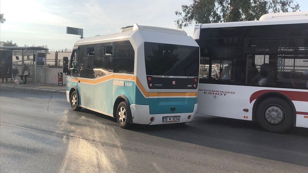 İzmir'de Kadın Otobüs Şoförüne Saldırı: Minibüs Sürücüsü Tutuklandı