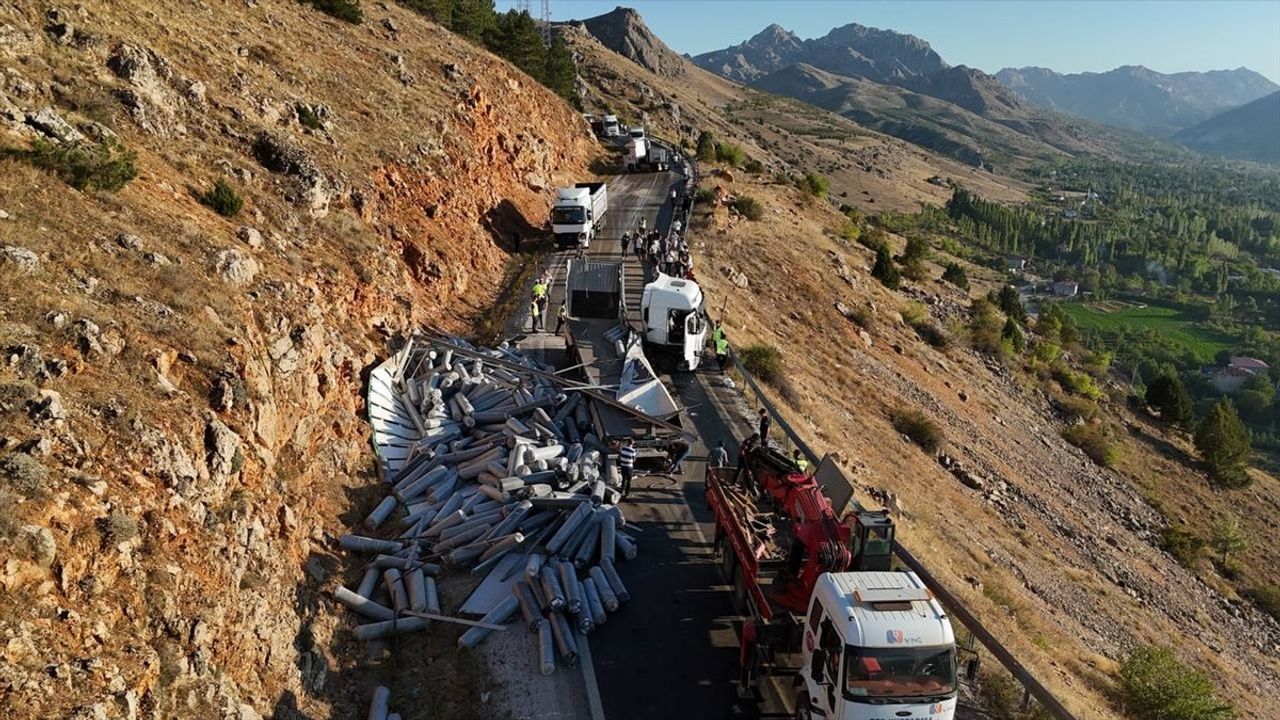 Kahramanmaraş'ta Kumaş Yüklü Tır Devrildi, Trafik Kilitlendi