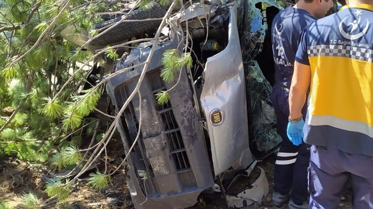 Karaman'da Hafif Ticari Araç Devrildi: 5 Yaralı