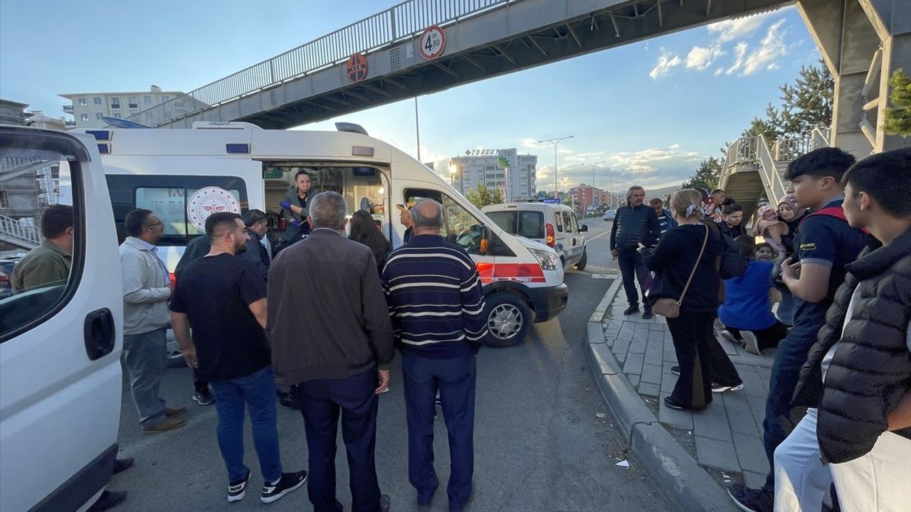 Kars'ta Öğrenci Servisi ve Otomobil Çarpıştı, 6 Yaralı