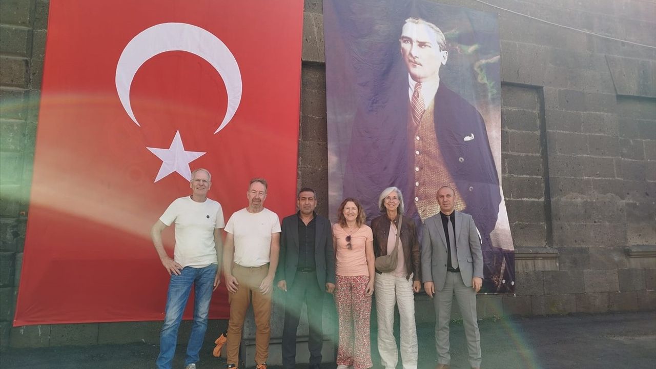 Kars'taki Otel Yangınında Kurtarılan Hollandalı Turistler İtfaiyeye Teşekkür Etti