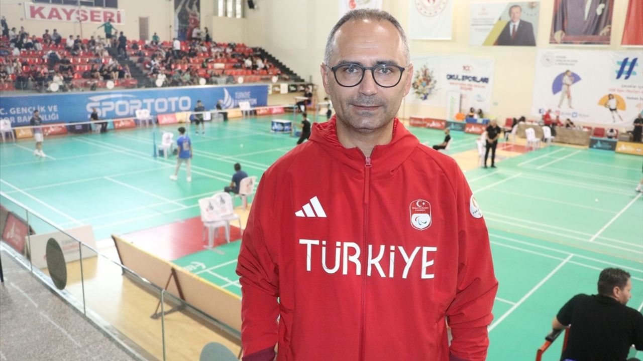 Kayseri'de Büyükler Türkiye Badminton Şampiyonası Başladı