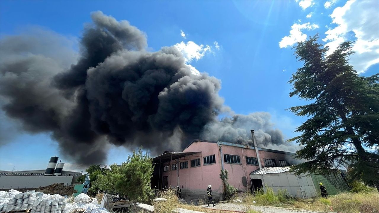 Kayseri'deki Sünger Fabrikasında Yangın: Ekipler Müdahaleye Devam Ediyor