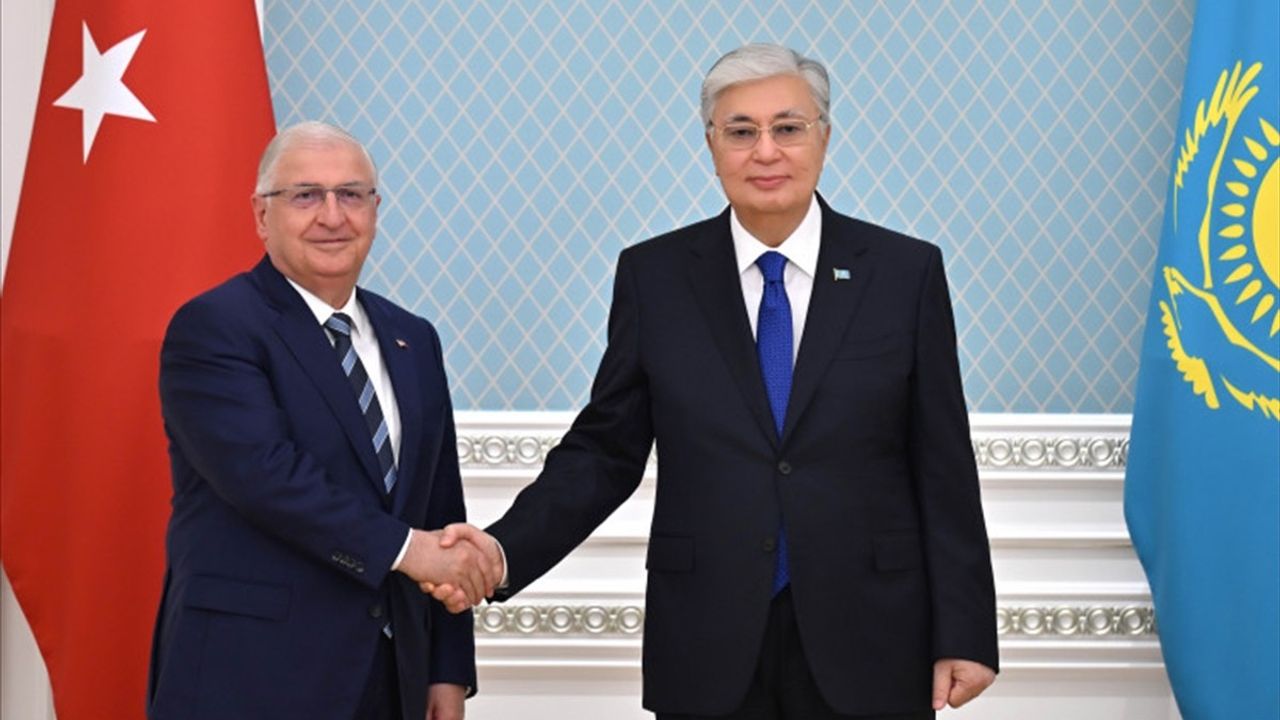Kazakistan Cumhurbaşkanı Tokayev, Türkiye'nin Savunma Bakanı Güler ile Görüştü