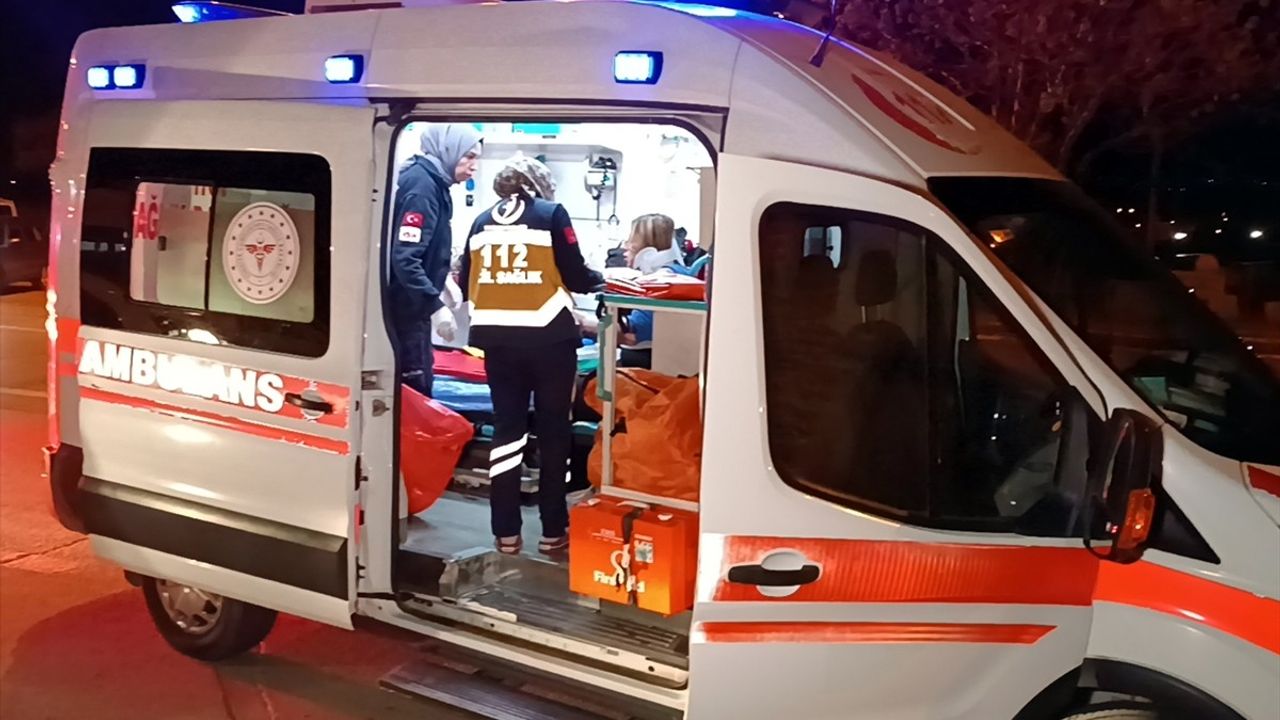 Kırıkkale'de Otomobilin Refüje Çarpması Sonucu İki Kişi Yaralandı
