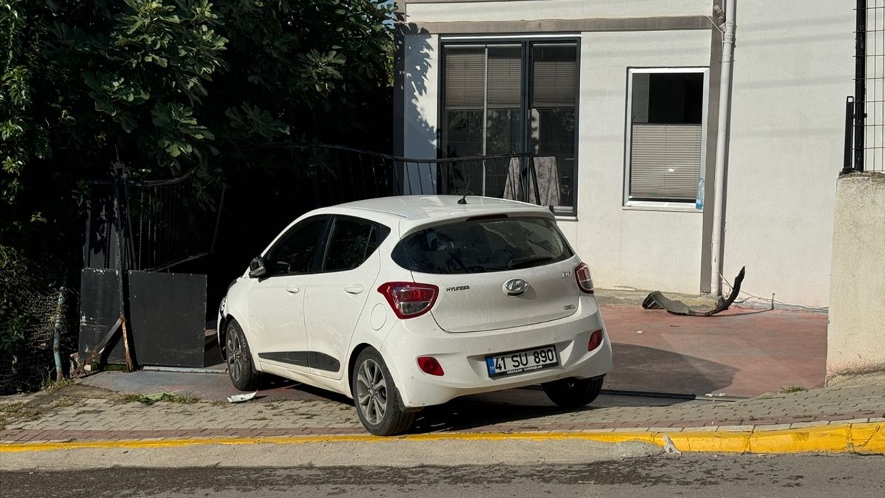 Kocaeli'de Otomobilin Bahçe Kapısına Çarpması Sonucu 3 Yaralı