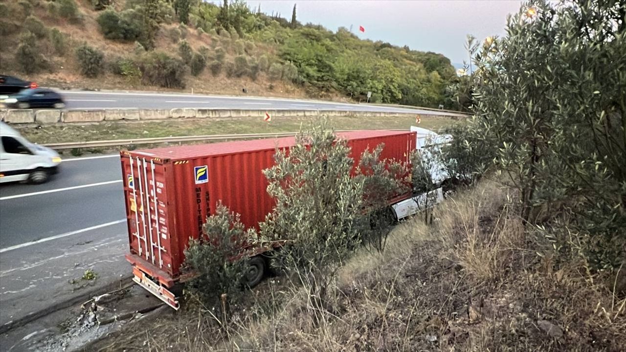 Kocaeli'de Yoldan Çıkan Tırın Sürücüsü Yaralandı