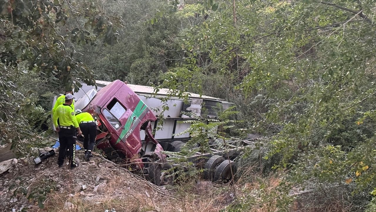 Konya'da Kamyon Şarampole Devrildi: Sürücü Hayatını Kaybetti