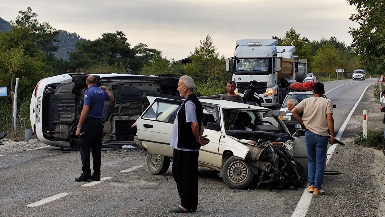 Kozan'da İki Otomobil Çarpıştı: 4 Yaralı