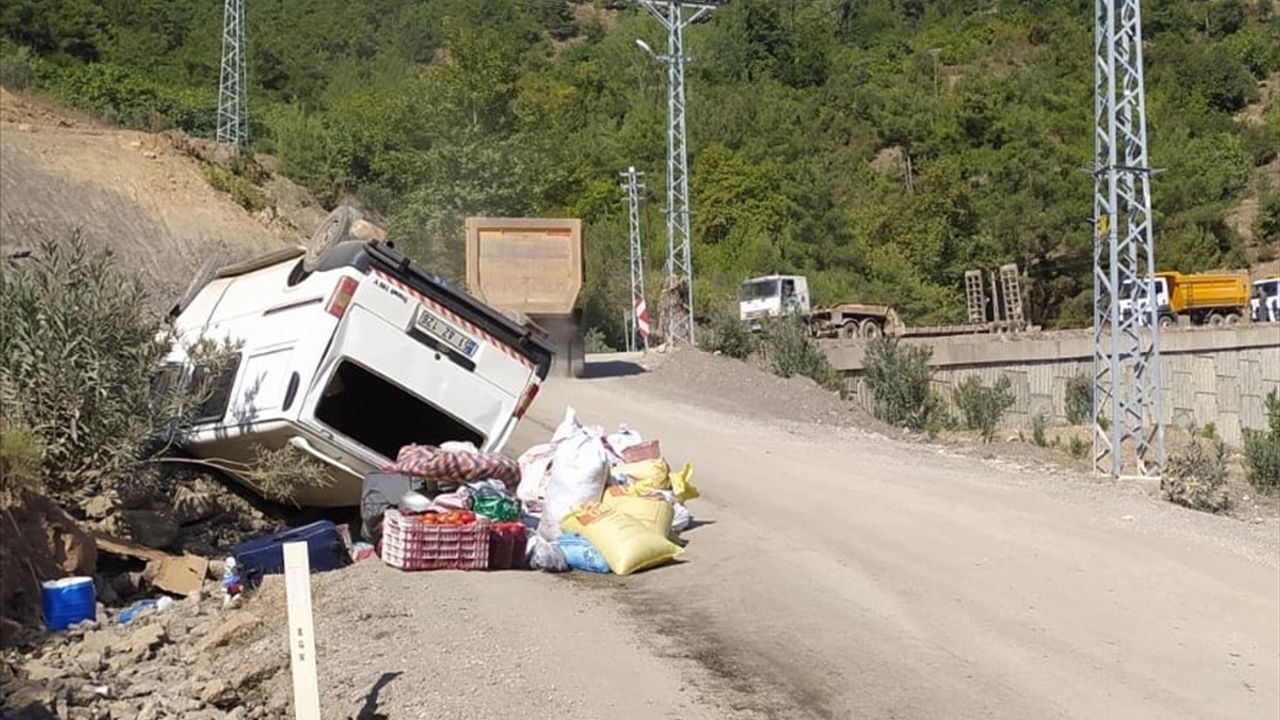 Kozan'da Minibüs Devrildi: 6 Yaralı