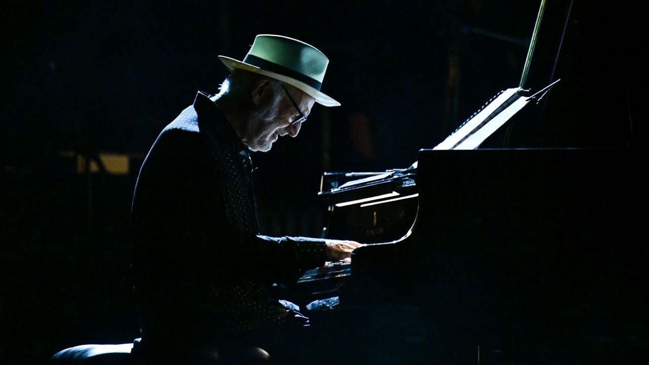 Ludovico Einaudi İstanbul'da Konser Verdi