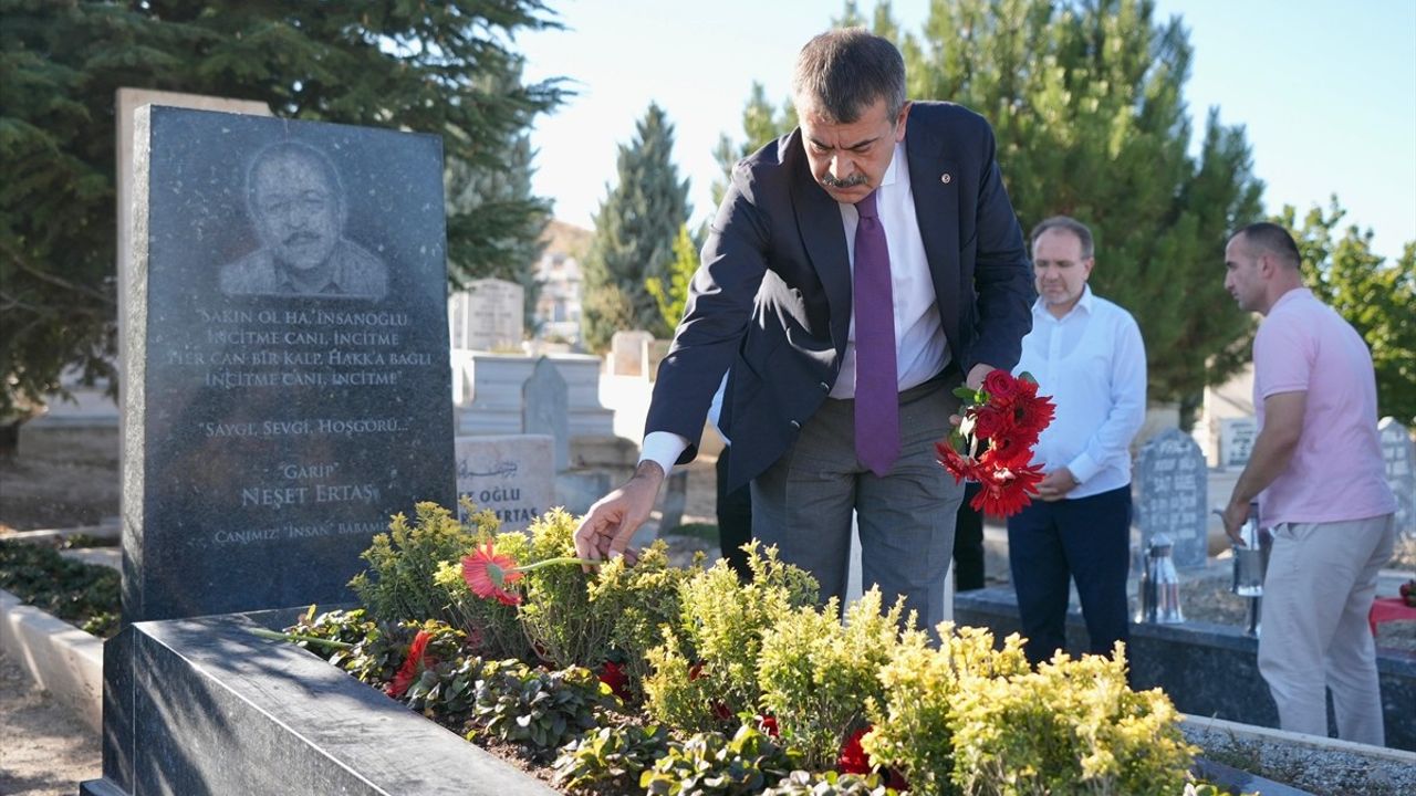 Milli Eğitim Bakanı Tekin, Neşet Ertaş'ın Kabrini Ziyaret Etti