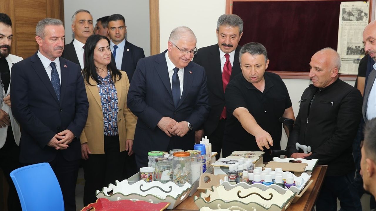 Milli Savunma Bakanı Güler, Hakkari'de Gençlerle Buluştu