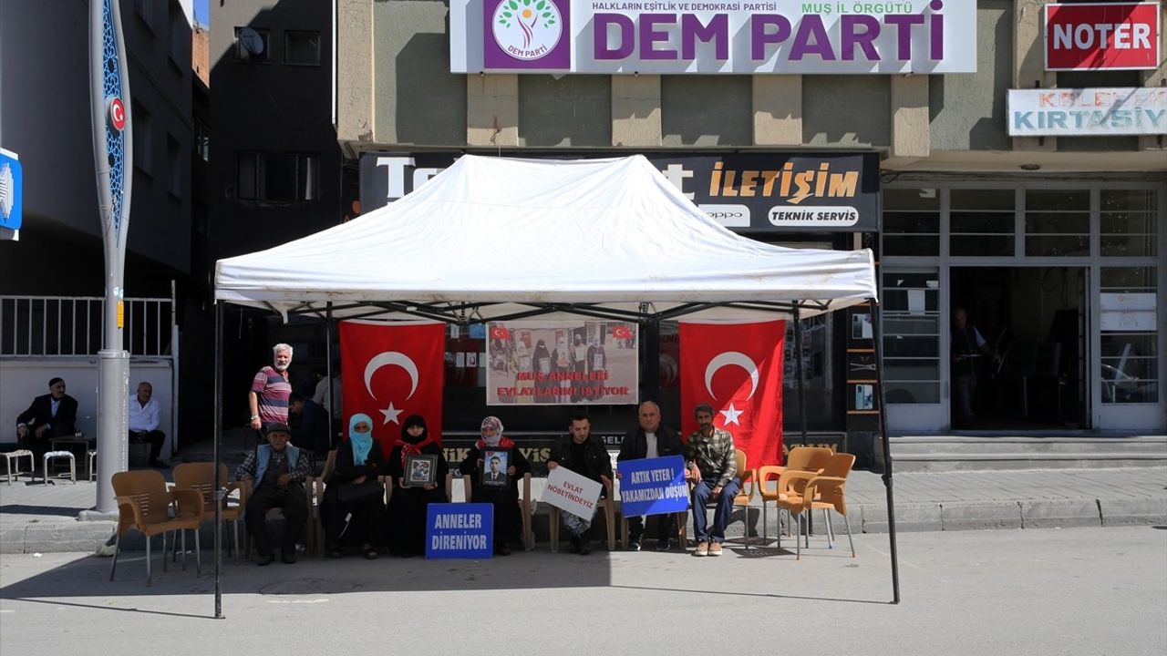 Muş'ta Ailelerden Evlat Nöbeti Devam Ediyor