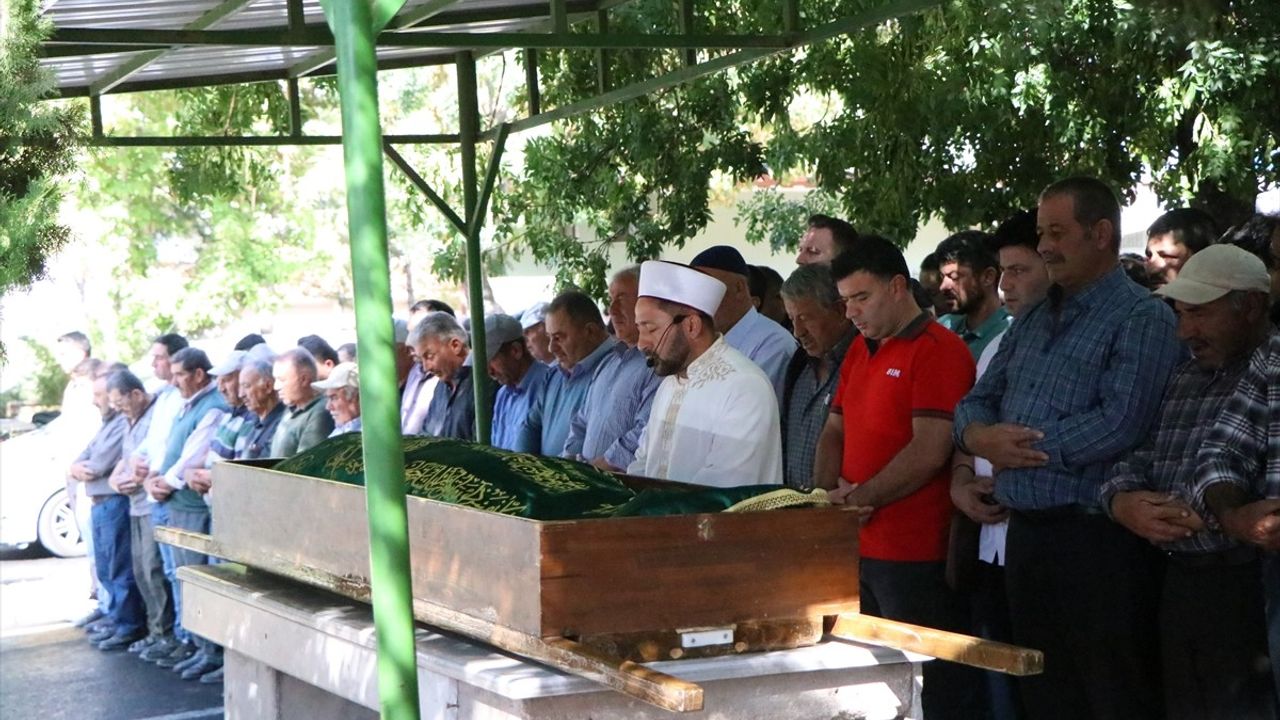 Niğde'de Baba ve Kızın Cenazesi Toprağa Verildi