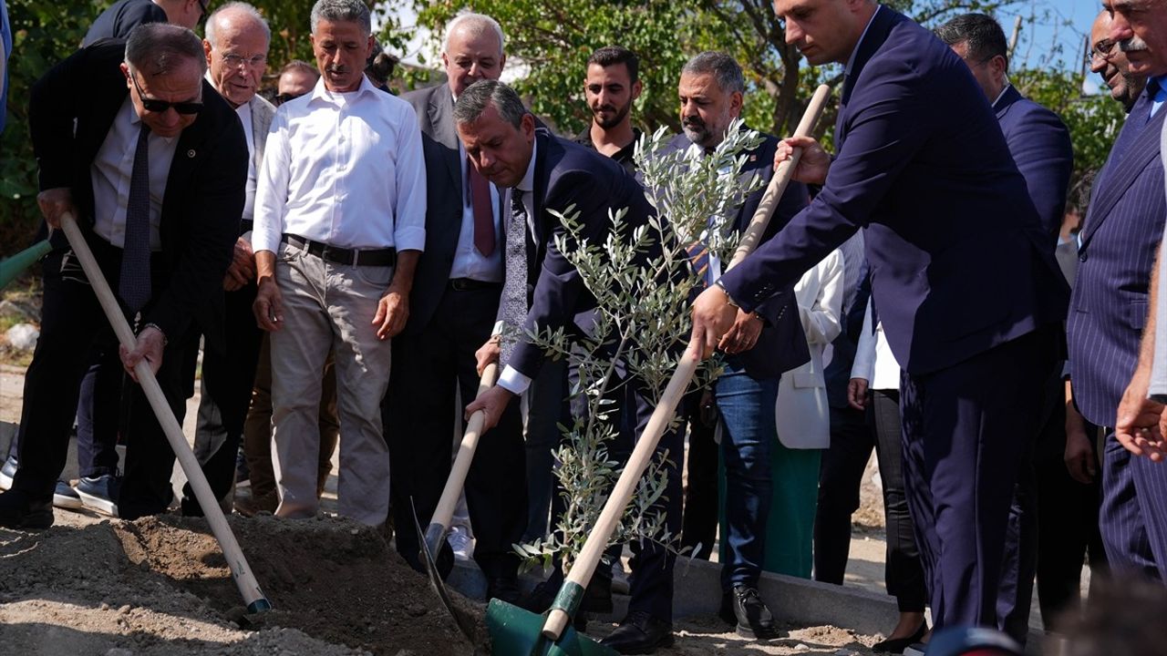 Özgür Özel: Mescid-i Aksa'nın Anlamı ile Yeni Camii Temeli Atıldı