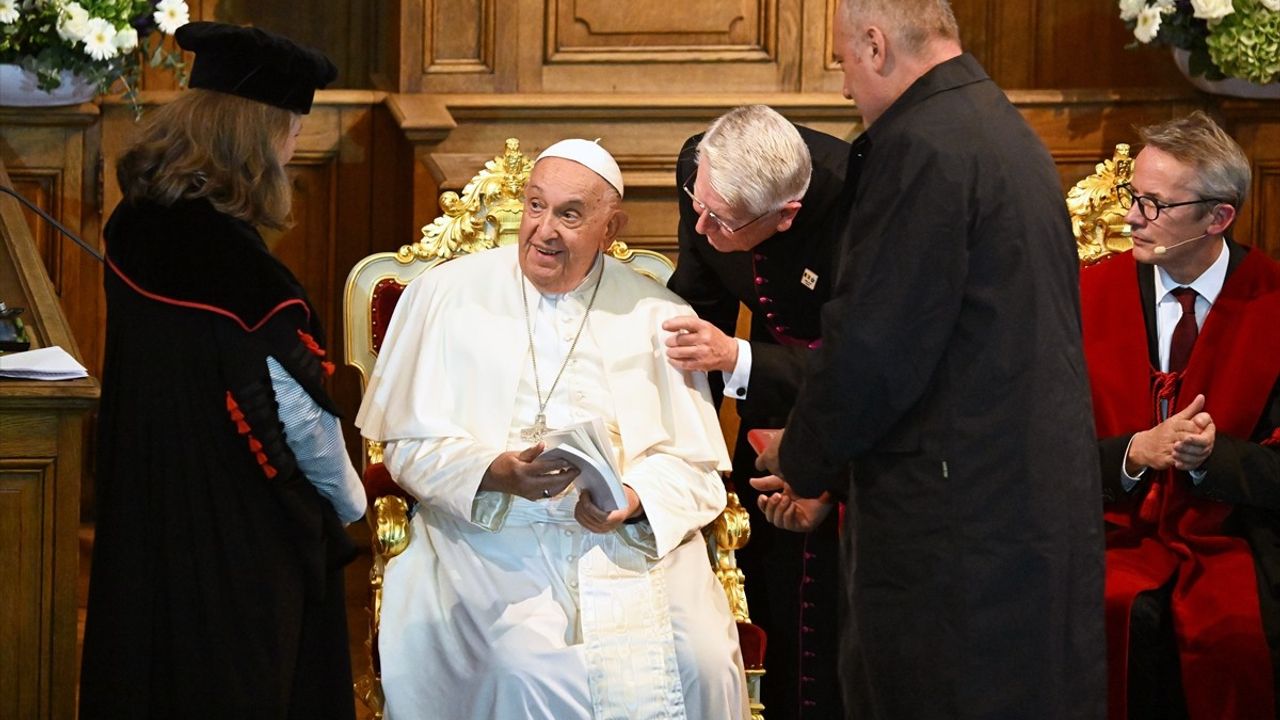 Papa Franciscus Belçika'da Kilise Skandallarını Kınadı