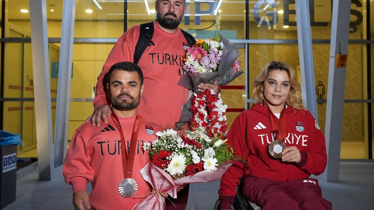 Paris 2024 Paralimpik Oyunları'nda Madalya Kazanan Para Halterciler, Ankara'da Coşkuyla Karşılandı