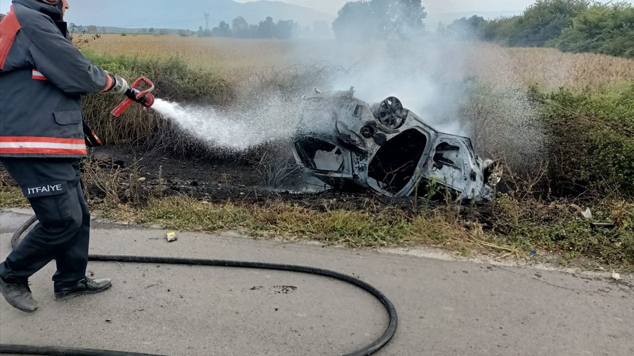Sakarya'da Devrilen Otomobil Yangın Çıkardı