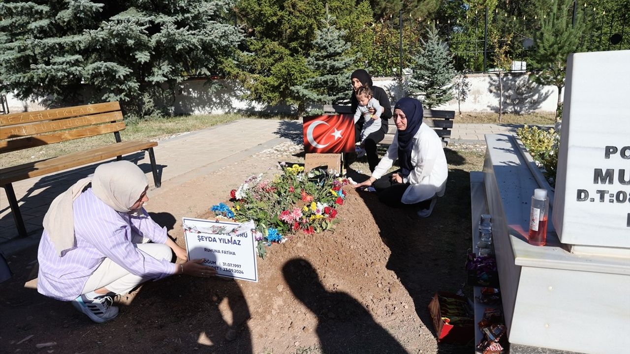 Şehit Polis Memuru Şeyda Yılmaz'ın Kabri Duygu Dolu Mektuplarla Ziyaret Edildi